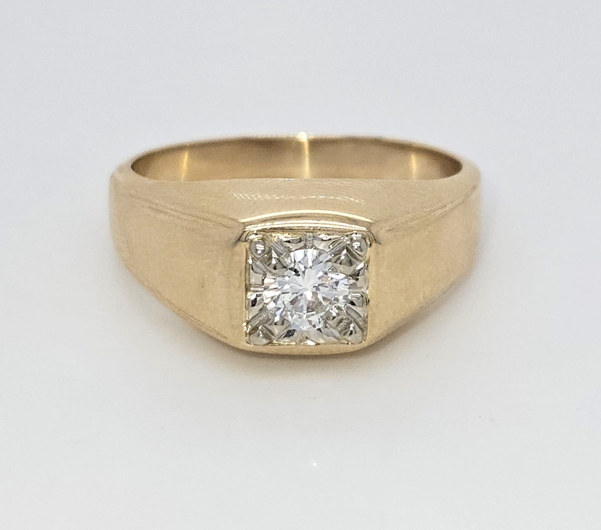 Refined Sophistication: 14K Yellow Gold Men's Ring with 0.5CT Diamond