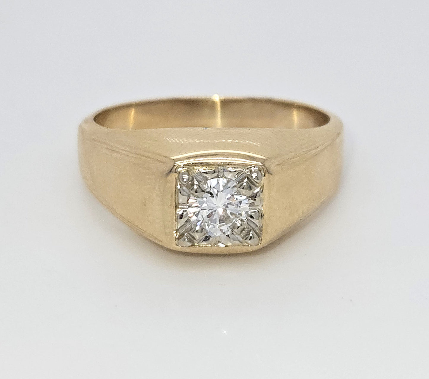 Refined Sophistication: 14K Yellow Gold Men's Ring with 0.5CT Diamond