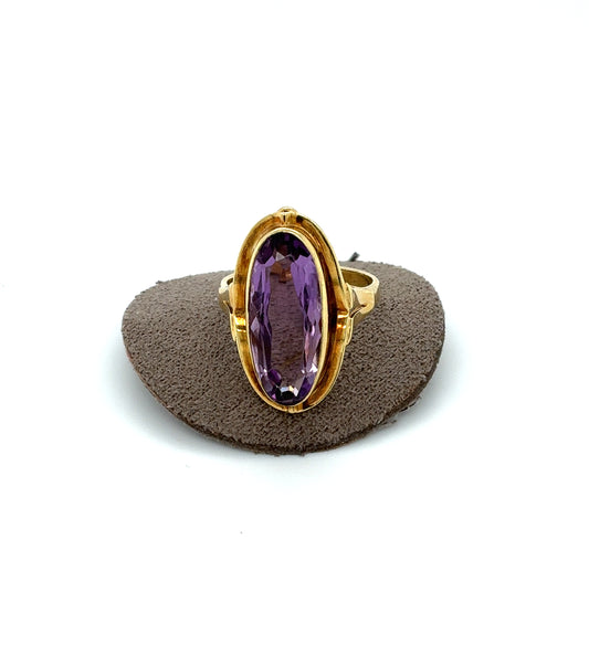 Elegant 14K Yellow Gold Estate Oval Amethyst Ring