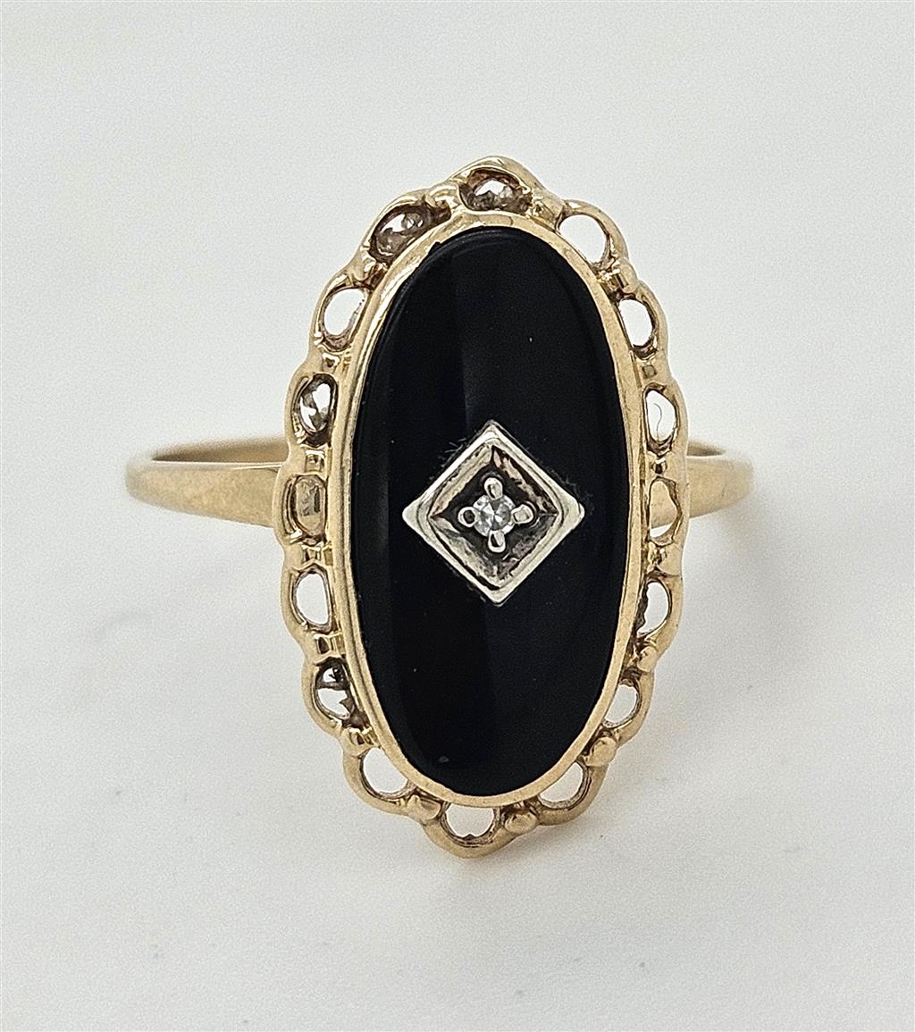 10K Yellow Gold Ring with Black Center Diamond and Scalloped Edge