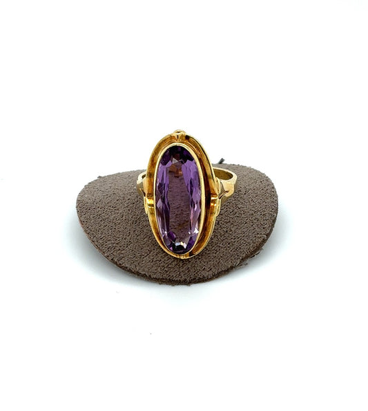 Elegant 14K Yellow Gold Estate Oval Amethyst Ring